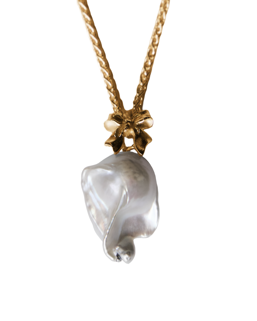 Gift of a Pearl Necklace in solid 9ct gold