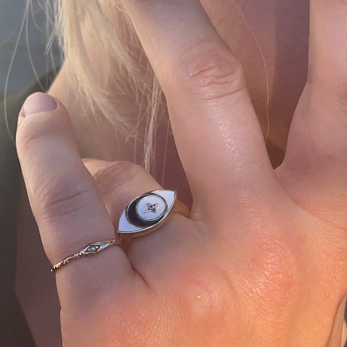 Eye Enamel & Sapphire Ring Gold